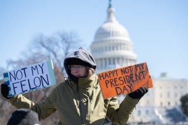 Göstericiler, Başkan Trumps yönetiminin ve milyarder Elon Musk 'un 17 Şubat 2025' teki Başkanlık Günü 'nde Washington' daki eylemlerini protesto etmek için Kongre Binası 'nda toplandılar..