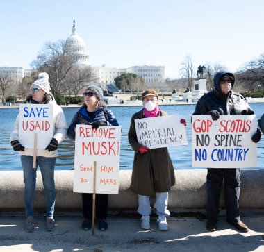 Göstericiler, Başkan Trumps yönetiminin ve milyarder Elon Musk 'un 17 Şubat 2025' teki Başkanlık Günü 'nde Washington' daki eylemlerini protesto etmek için Kongre Binası 'nda toplandılar..