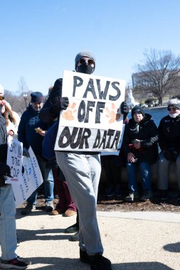 Göstericiler, Başkan Trumps yönetiminin ve milyarder Elon Musk 'un 17 Şubat 2025' teki Başkanlık Günü 'nde Washington' daki eylemlerini protesto etmek için Kongre Binası 'nda toplandılar..