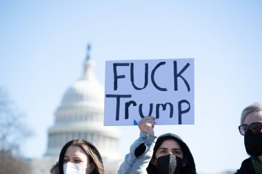 Göstericiler, Başkan Trumps yönetiminin ve milyarder Elon Musk 'un 17 Şubat 2025' teki Başkanlık Günü 'nde Washington' daki eylemlerini protesto etmek için Kongre Binası 'nda toplandılar..