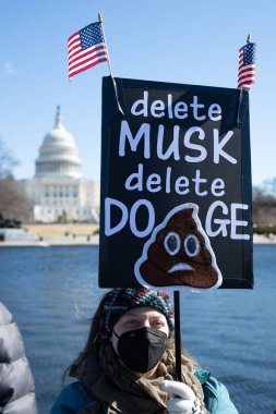 Göstericiler, Başkan Trumps yönetiminin ve milyarder Elon Musk 'un 17 Şubat 2025' teki Başkanlık Günü 'nde Washington' daki eylemlerini protesto etmek için Kongre Binası 'nda toplandılar..
