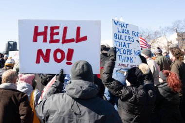 Göstericiler, Başkan Trumps yönetiminin ve milyarder Elon Musk 'un 17 Şubat 2025' teki Başkanlık Günü 'nde Washington' daki eylemlerini protesto etmek için Kongre Binası 'nda toplandılar..