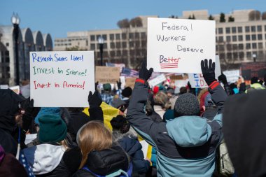 Göstericiler, Başkan Trumps yönetiminin ve milyarder Elon Musk 'un 17 Şubat 2025' teki Başkanlık Günü 'nde Washington' daki eylemlerini protesto etmek için Kongre Binası 'nda toplandılar..