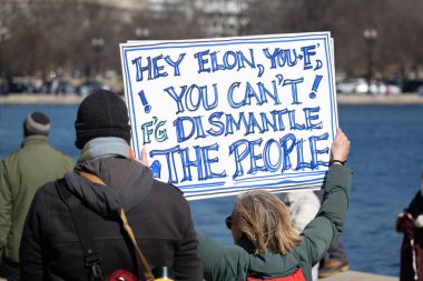Göstericiler, Başkan Trumps yönetiminin ve milyarder Elon Musk 'un 17 Şubat 2025' teki Başkanlık Günü 'nde Washington' daki eylemlerini protesto etmek için Kongre Binası 'nda toplandılar..