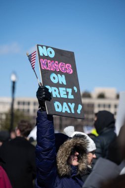 Göstericiler, Başkan Trumps yönetiminin ve milyarder Elon Musk 'un 17 Şubat 2025' teki Başkanlık Günü 'nde Washington' daki eylemlerini protesto etmek için Kongre Binası 'nda toplandılar..