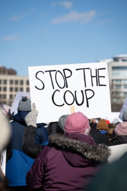 Göstericiler, Başkan Trumps yönetiminin ve milyarder Elon Musk 'un 17 Şubat 2025' teki Başkanlık Günü 'nde Washington' daki eylemlerini protesto etmek için Kongre Binası 'nda toplandılar..