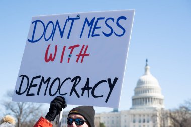 Göstericiler, Başkan Trumps yönetiminin ve milyarder Elon Musk 'un 17 Şubat 2025' teki Başkanlık Günü 'nde Washington' daki eylemlerini protesto etmek için Kongre Binası 'nda toplandılar..