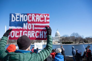 Göstericiler, Başkan Trumps yönetiminin ve milyarder Elon Musk 'un 17 Şubat 2025' teki Başkanlık Günü 'nde Washington' daki eylemlerini protesto etmek için Kongre Binası 'nda toplandılar..