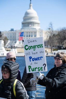 Göstericiler, Başkan Trumps yönetiminin ve milyarder Elon Musk 'un 17 Şubat 2025' teki Başkanlık Günü 'nde Washington' daki eylemlerini protesto etmek için Kongre Binası 'nda toplandılar..