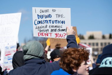 Göstericiler, Başkan Trumps yönetiminin ve milyarder Elon Musk 'un 17 Şubat 2025' teki Başkanlık Günü 'nde Washington' daki eylemlerini protesto etmek için Kongre Binası 'nda toplandılar..