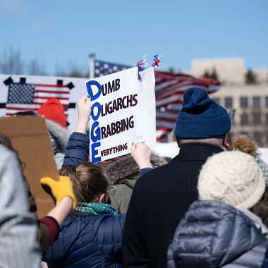 Göstericiler, Başkan Trumps yönetiminin ve milyarder Elon Musk 'un 17 Şubat 2025' teki Başkanlık Günü 'nde Washington' daki eylemlerini protesto etmek için Kongre Binası 'nda toplandılar..
