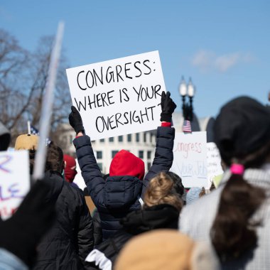 Göstericiler, Başkan Trumps yönetiminin ve milyarder Elon Musk 'un 17 Şubat 2025' teki Başkanlık Günü 'nde Washington' daki eylemlerini protesto etmek için Kongre Binası 'nda toplandılar..
