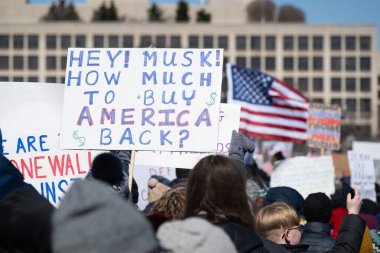 Göstericiler, Başkan Trumps yönetiminin ve milyarder Elon Musk 'un 17 Şubat 2025' teki Başkanlık Günü 'nde Washington' daki eylemlerini protesto etmek için Kongre Binası 'nda toplandılar..