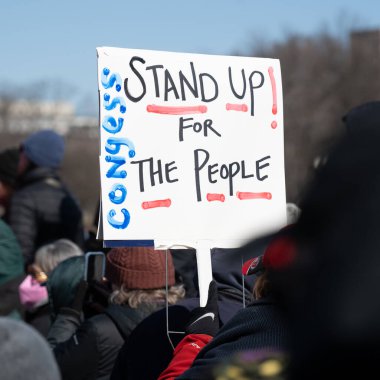 Göstericiler, Başkan Trumps yönetiminin ve milyarder Elon Musk 'un 17 Şubat 2025' teki Başkanlık Günü 'nde Washington' daki eylemlerini protesto etmek için Kongre Binası 'nda toplandılar..