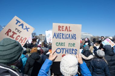 Göstericiler, Başkan Trumps yönetiminin ve milyarder Elon Musk 'un 17 Şubat 2025' teki Başkanlık Günü 'nde Washington' daki eylemlerini protesto etmek için Kongre Binası 'nda toplandılar..