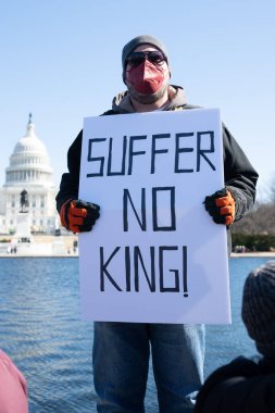 Göstericiler, Başkan Trumps yönetiminin ve milyarder Elon Musk 'un 17 Şubat 2025' teki Başkanlık Günü 'nde Washington' daki eylemlerini protesto etmek için Kongre Binası 'nda toplandılar..