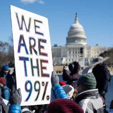 Göstericiler, Başkan Trumps yönetiminin ve milyarder Elon Musk 'un 17 Şubat 2025' teki Başkanlık Günü 'nde Washington' daki eylemlerini protesto etmek için Kongre Binası 'nda toplandılar..