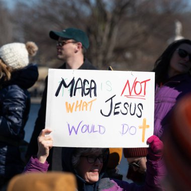 Göstericiler, Başkan Trumps yönetiminin ve milyarder Elon Musk 'un 17 Şubat 2025' teki Başkanlık Günü 'nde Washington' daki eylemlerini protesto etmek için Kongre Binası 'nda toplandılar..