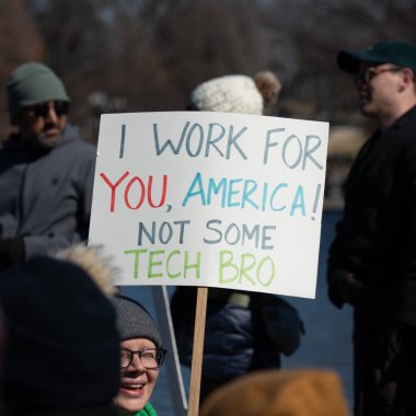 Göstericiler, Başkan Trumps yönetiminin ve milyarder Elon Musk 'un 17 Şubat 2025' teki Başkanlık Günü 'nde Washington' daki eylemlerini protesto etmek için Kongre Binası 'nda toplandılar..