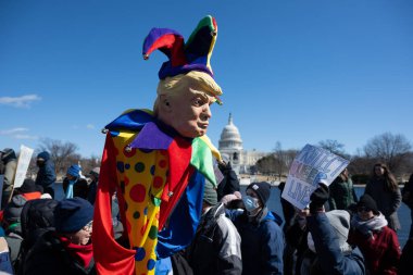 Göstericiler, Başkan Trumps yönetiminin ve milyarder Elon Musk 'un 17 Şubat 2025' teki Başkanlık Günü 'nde Washington' daki eylemlerini protesto etmek için Kongre Binası 'nda toplandılar..