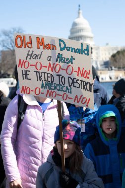 Göstericiler, Başkan Trumps yönetiminin ve milyarder Elon Musk 'un 17 Şubat 2025' teki Başkanlık Günü 'nde Washington' daki eylemlerini protesto etmek için Kongre Binası 'nda toplandılar..