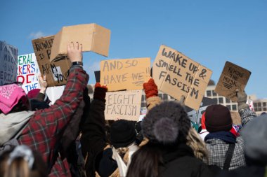Göstericiler, Başkan Trumps yönetiminin ve milyarder Elon Musk 'un 17 Şubat 2025' teki Başkanlık Günü 'nde Washington' daki eylemlerini protesto etmek için Kongre Binası 'nda toplandılar..