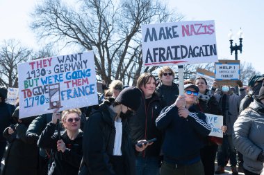 Göstericiler, Başkan Trumps yönetiminin ve milyarder Elon Musk 'un 17 Şubat 2025' teki Başkanlık Günü 'nde Washington' daki eylemlerini protesto etmek için Kongre Binası 'nda toplandılar..