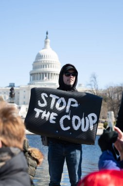 Göstericiler, Başkan Trumps yönetiminin ve milyarder Elon Musk 'un 17 Şubat 2025' teki Başkanlık Günü 'nde Washington' daki eylemlerini protesto etmek için Kongre Binası 'nda toplandılar..