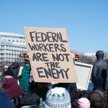 Göstericiler, Başkan Trumps yönetiminin ve milyarder Elon Musk 'un 17 Şubat 2025' teki Başkanlık Günü 'nde Washington' daki eylemlerini protesto etmek için Kongre Binası 'nda toplandılar..