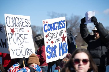 Göstericiler, Başkan Trumps yönetiminin ve milyarder Elon Musk 'un 17 Şubat 2025' teki Başkanlık Günü 'nde Washington' daki eylemlerini protesto etmek için Kongre Binası 'nda toplandılar..