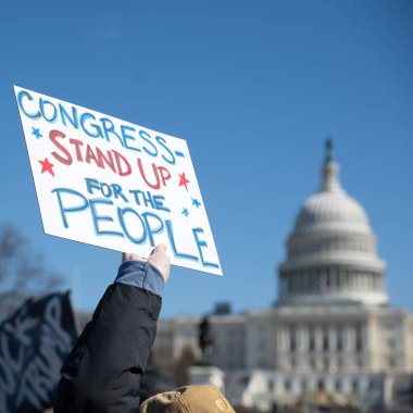 Göstericiler, Başkan Trumps yönetiminin ve milyarder Elon Musk 'un 17 Şubat 2025' teki Başkanlık Günü 'nde Washington' daki eylemlerini protesto etmek için Kongre Binası 'nda toplandılar..