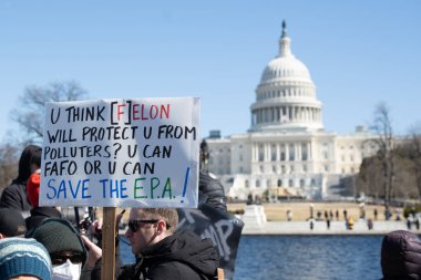 Göstericiler, Başkan Trumps yönetiminin ve milyarder Elon Musk 'un 17 Şubat 2025' teki Başkanlık Günü 'nde Washington' daki eylemlerini protesto etmek için Kongre Binası 'nda toplandılar..