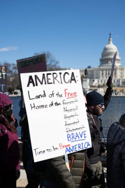 Göstericiler, Başkan Trumps yönetiminin ve milyarder Elon Musk 'un 17 Şubat 2025' teki Başkanlık Günü 'nde Washington' daki eylemlerini protesto etmek için Kongre Binası 'nda toplandılar..