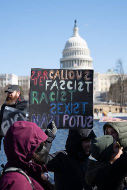 Göstericiler, Başkan Trumps yönetiminin ve milyarder Elon Musk 'un 17 Şubat 2025' teki Başkanlık Günü 'nde Washington' daki eylemlerini protesto etmek için Kongre Binası 'nda toplandılar..