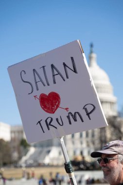 Göstericiler, Başkan Trumps yönetiminin ve milyarder Elon Musk 'un 17 Şubat 2025' teki Başkanlık Günü 'nde Washington' daki eylemlerini protesto etmek için Kongre Binası 'nda toplandılar..