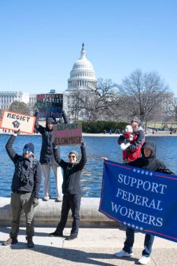 Göstericiler, Başkan Trumps yönetiminin ve milyarder Elon Musk 'un 17 Şubat 2025' teki Başkanlık Günü 'nde Washington' daki eylemlerini protesto etmek için Kongre Binası 'nda toplandılar..
