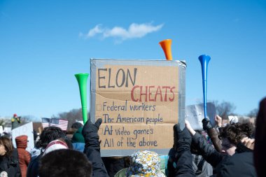 Göstericiler, Başkan Trumps yönetiminin ve milyarder Elon Musk 'un 17 Şubat 2025' teki Başkanlık Günü 'nde Washington' daki eylemlerini protesto etmek için Kongre Binası 'nda toplandılar..