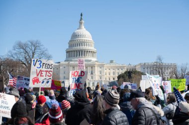 Göstericiler, Başkan Trumps yönetiminin ve milyarder Elon Musk 'un 17 Şubat 2025' teki Başkanlık Günü 'nde Washington' daki eylemlerini protesto etmek için Kongre Binası 'nda toplandılar..