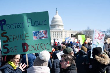 Göstericiler, Başkan Trumps yönetiminin ve milyarder Elon Musk 'un 17 Şubat 2025' teki Başkanlık Günü 'nde Washington' daki eylemlerini protesto etmek için Kongre Binası 'nda toplandılar..