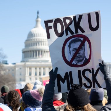 Göstericiler, Başkan Trumps yönetiminin ve milyarder Elon Musk 'un 17 Şubat 2025' teki Başkanlık Günü 'nde Washington' daki eylemlerini protesto etmek için Kongre Binası 'nda toplandılar..