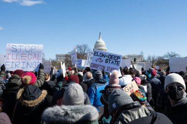 Göstericiler, Başkan Trumps yönetiminin ve milyarder Elon Musk 'un 17 Şubat 2025' teki Başkanlık Günü 'nde Washington' daki eylemlerini protesto etmek için Kongre Binası 'nda toplandılar..