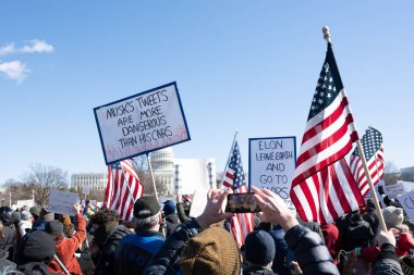Göstericiler, Başkan Trumps yönetiminin ve milyarder Elon Musk 'un 17 Şubat 2025' teki Başkanlık Günü 'nde Washington' daki eylemlerini protesto etmek için Kongre Binası 'nda toplandılar..