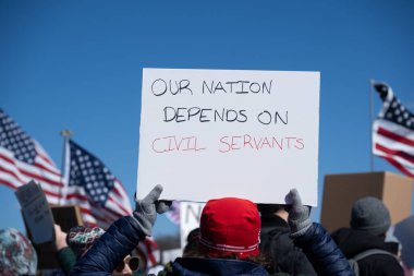 Göstericiler, Başkan Trumps yönetiminin ve milyarder Elon Musk 'un 17 Şubat 2025' teki Başkanlık Günü 'nde Washington' daki eylemlerini protesto etmek için Kongre Binası 'nda toplandılar..