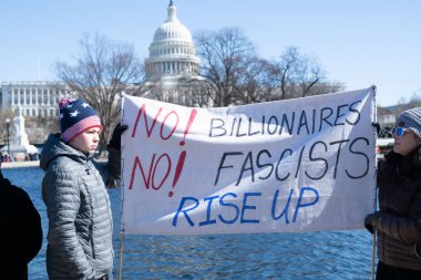 Göstericiler, Başkan Trumps yönetiminin ve milyarder Elon Musk 'un 17 Şubat 2025' teki Başkanlık Günü 'nde Washington' daki eylemlerini protesto etmek için Kongre Binası 'nda toplandılar..