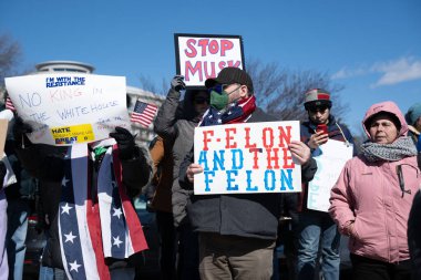 Göstericiler, Başkan Trumps yönetiminin ve milyarder Elon Musk 'un 17 Şubat 2025' teki Başkanlık Günü 'nde Washington' daki eylemlerini protesto etmek için Kongre Binası 'nda toplandılar..