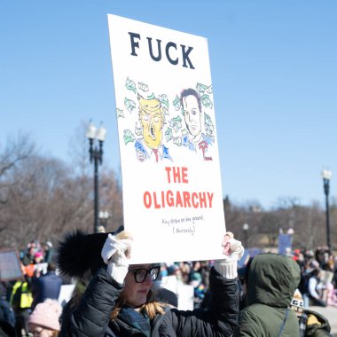 Göstericiler, Başkan Trumps yönetiminin ve milyarder Elon Musk 'un 17 Şubat 2025' teki Başkanlık Günü 'nde Washington' daki eylemlerini protesto etmek için Kongre Binası 'nda toplandılar..