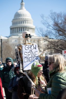 Göstericiler, Başkan Trumps yönetiminin ve milyarder Elon Musk 'un 17 Şubat 2025' teki Başkanlık Günü 'nde Washington' daki eylemlerini protesto etmek için Kongre Binası 'nda toplandılar..