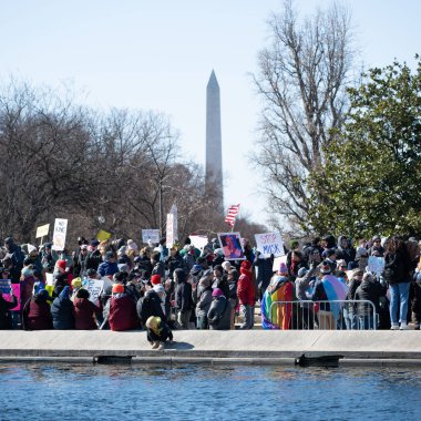 Göstericiler, Başkan Trumps yönetiminin ve milyarder Elon Musk 'un 17 Şubat 2025' teki Başkanlık Günü 'nde Washington' daki eylemlerini protesto etmek için Kongre Binası 'nda toplandılar..