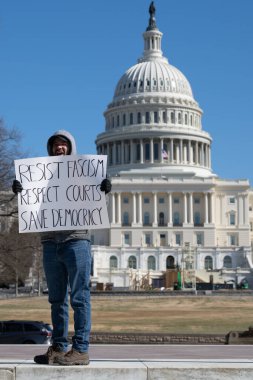 Göstericiler, Başkan Trumps yönetiminin ve milyarder Elon Musk 'un 17 Şubat 2025' teki Başkanlık Günü 'nde Washington' daki eylemlerini protesto etmek için Kongre Binası 'nda toplandılar..