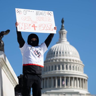 Göstericiler, Başkan Trumps yönetiminin ve milyarder Elon Musk 'un 17 Şubat 2025' teki Başkanlık Günü 'nde Washington' daki eylemlerini protesto etmek için Kongre Binası 'nda toplandılar..